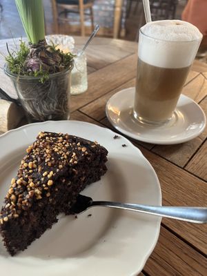 Latte Macchiato mit Hafermilch und veganen Kuchen   at Koog Café in Wesselburenerkoog