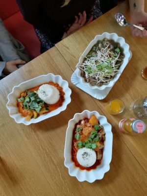 Gaeng Massaman with tofu + Gaeng Panaeng with vegetables (+ no veg soup) at Pumpui in Vienna
