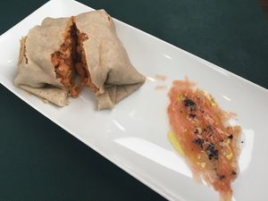 Bolognesa vegana. Soja texturizada rehidratada con fondo de verduras salsa de tomate y alubia Black eyes y crujiente de queso vegano at Creperia Lilot in Soria