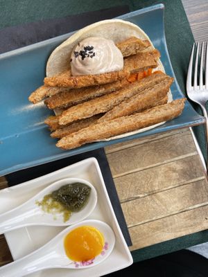 Tacos veganos con ajo negro y salsas picantes  at Creperia Lilot in Soria