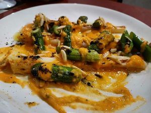 Espárragos, almendra y romescu at Cervecería la Industria in Langreo