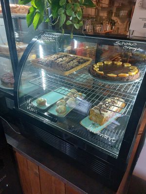 Kuchentheke at Erdfreund Kaffee in Butzbach