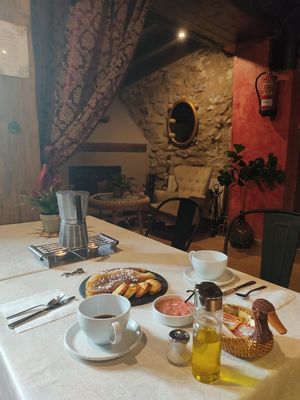 Desayuno en el comedor at Molino del Corregidor in San Roman De Cameros