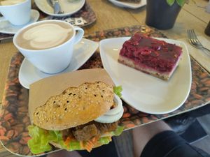 Heiße Schokolade mit Sojamilch, Veggie Döner und ein Stück Himmbeerkuchen (natürlich alles vegan) at Köhlers - Karmelitenstr in Wurzburg