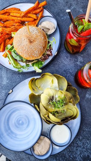 Vegan Burger & Artischocke at KLYO in Vienna