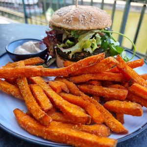 Vegan Burger at KLYO in Vienna