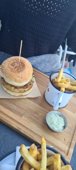 Burger at KLYO in Vienna