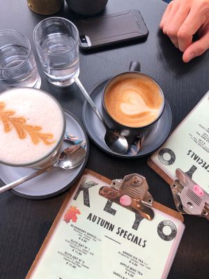 Flat white and latte at KLYO in Vienna