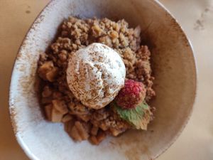 Apple crumble delicioussss at GAO in Matosinhos