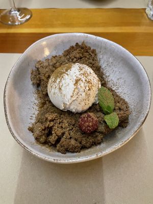 Crumble de maçã com gelado/sorvete vegan at GAO in Matosinhos