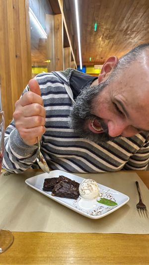 Brownie de chocolate delicioso, com gelado/sorvete vegan (marido não acompanha o prato 🤣) at GAO in Matosinhos