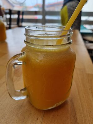 Tropical smoothie at Bisca Surf Cafe in Biscarrosse