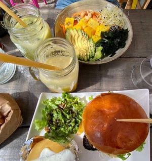Vegan poke bowl and veggie burger at Bisca Surf Cafe in Biscarrosse