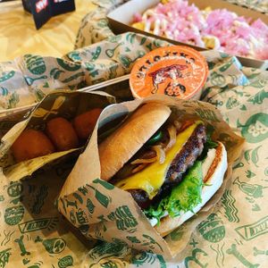 Los Angeles burger, vegan poppers, vegan truffle chips, chipotle dip  at Bastard Burgers - Östra Hamngatan in Gothenburg
