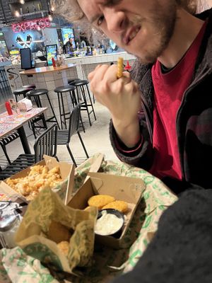Chili cheese, nuggets and blue cheese dip, animal style fries. Fist of destiny and the awesome owner of said fist💗 at Bastard Burgers - Östra Hamngatan in Gothenburg