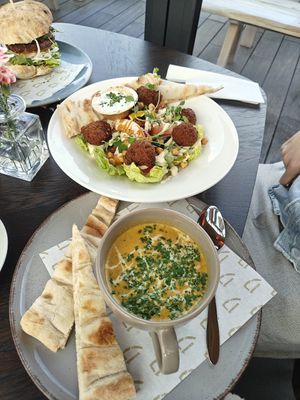 Falafel salade en pompoensoep at Paal 17 in Texel