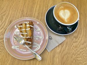 Gâteau aux poires et café au lait (d‘avoine) at Le Paradisier Café in Nyons