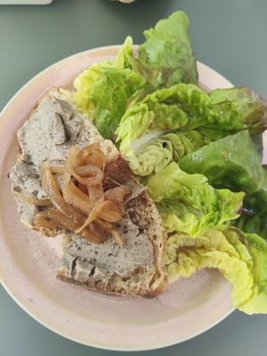 Voorgerechtje: terrine met kastanje en champignons at Le Paradisier Café in Nyons