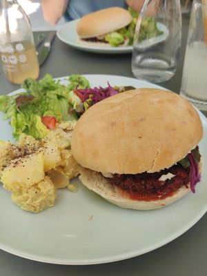 Huisgemaakte rodebietenburger, aardappelen met citroen en gember. Frisse combinatie ! at Le Paradisier Café in Nyons