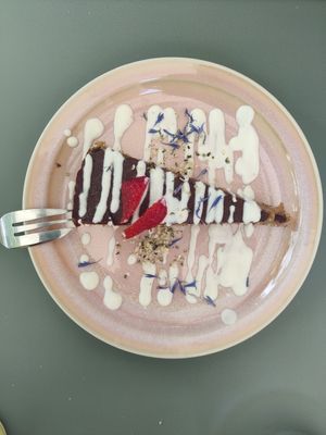 Dessertje met chocolade, pinda's en dadels at Le Paradisier Café in Nyons