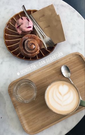 Cinnamon roll, tartaleta de frambuesa y moras con Chai Latte de avena at OhBaba  in San Sebastian