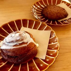 Cinnamon roll et cookie at OhBaba  in San Sebastian