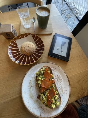Tostada scramble, cookie y flat white  at OhBaba  in San Sebastian