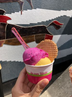 dragen fruit mango  at IJs VanVitelli in Amersfoort