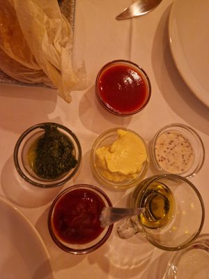 Salse di accompagnamento, maionese, senape, ketchup, salsa berbecue, salsa verde, pinzimonio at Green Corner in Lodi