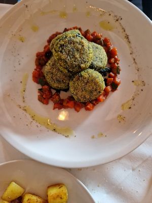 Polpette di cavolonero, polenta e legumi con ragù di verdure at Green Corner in Lodi