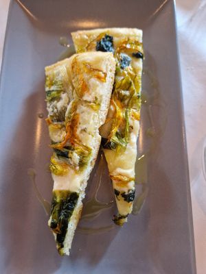 Focaccia con fiori di zucca e gondino at Green Corner in Lodi