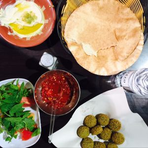 Hummus & falafel at Hashem in Amman
