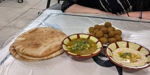 Hummus, beans, falafel and flatbread 😋 at Hashem in Amman