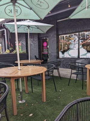 Outdoor seating at Fresh Kitchen in Davie