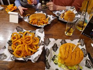 Burger met krulfriet at Annie's Burger Shack in Nottingham