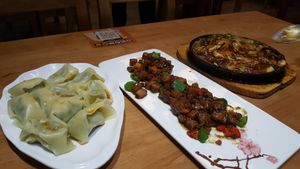 Wontons, mushroom in black pepper sauce, and sizzling mushroom (substituting tofu for mushroom) at Míng Shèng YǎngShēng Sù 铭圣养生素餐厅 in Shanghai