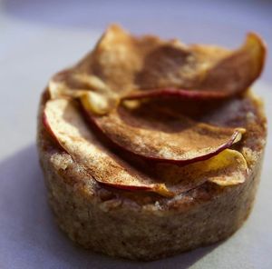 Tarte crue pomme cannelle at Chéri Coco in Pantin