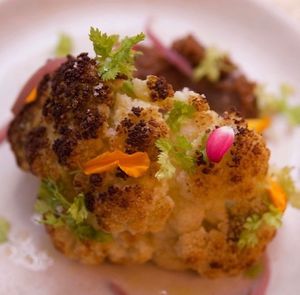 Chou-fleur rôti, praliné de cacahuètes  at Chéri Coco in Pantin