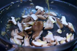 Champignons poêlés at Chéri Coco in Pantin