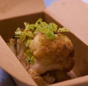 Chou-fleur rôti praliné de cacahuètes at Chéri Coco in Pantin