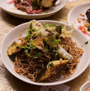 Nouilles « soba », bouillon frais, courgettes « snackées », tempura d’asperge & sauce saté at Chéri Coco in Pantin