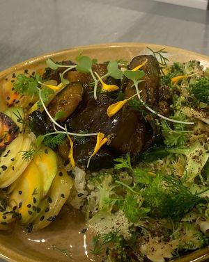 Quinoa aux pousses d’épinards, aubergines sautées au sirop d’érable et citronnelle. Brocolis marinés & carottes crues at Chéri Coco in Pantin