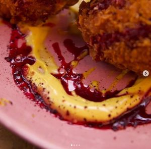 Mayonnaise végétale et sauce hibiscus at Chéri Coco in Pantin