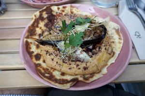 Oh Bibi (smoked aubergine, black-eye peas hummus, naan)  at Chéri Coco in Pantin