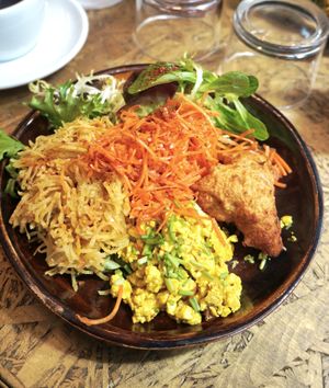 Brunch: Scrambled tofu + Beignet + Deep fried potato pancake + raw vegetables at Chéri Coco in Pantin