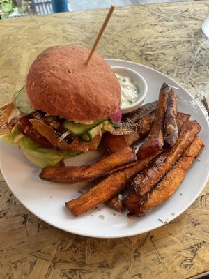 Dish of the day : burger (friday only )  at Chéri Coco in Pantin