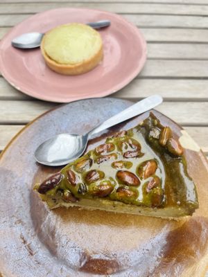 Desserts: lemon tartlet and pistachio flan  at Chéri Coco in Pantin