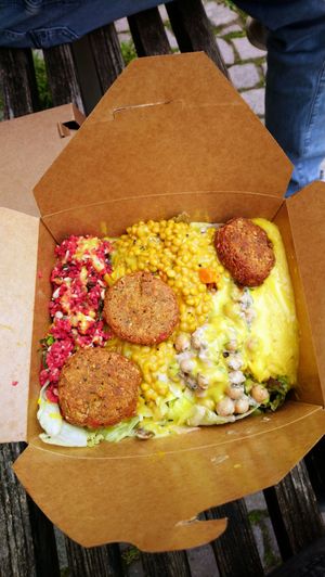 Bademeister box with falafel (swapped cheese with beet root bulgur) at Gustav Grün in Oldenburg