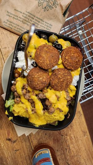 Bowl with Falafel at Gustav Grün in Oldenburg
