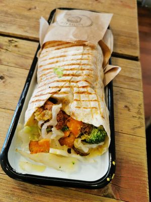 Rolle mit Falafel, Krautsalat, Erdnuss-Hummus, Brokkoli, Süßkartoffel und Knoblauchsauce at Gustav Grün in Oldenburg